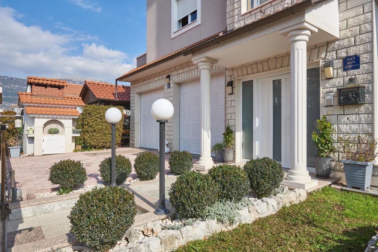 Apartments Lovric With Sea View Каштела Екстер'єр фото