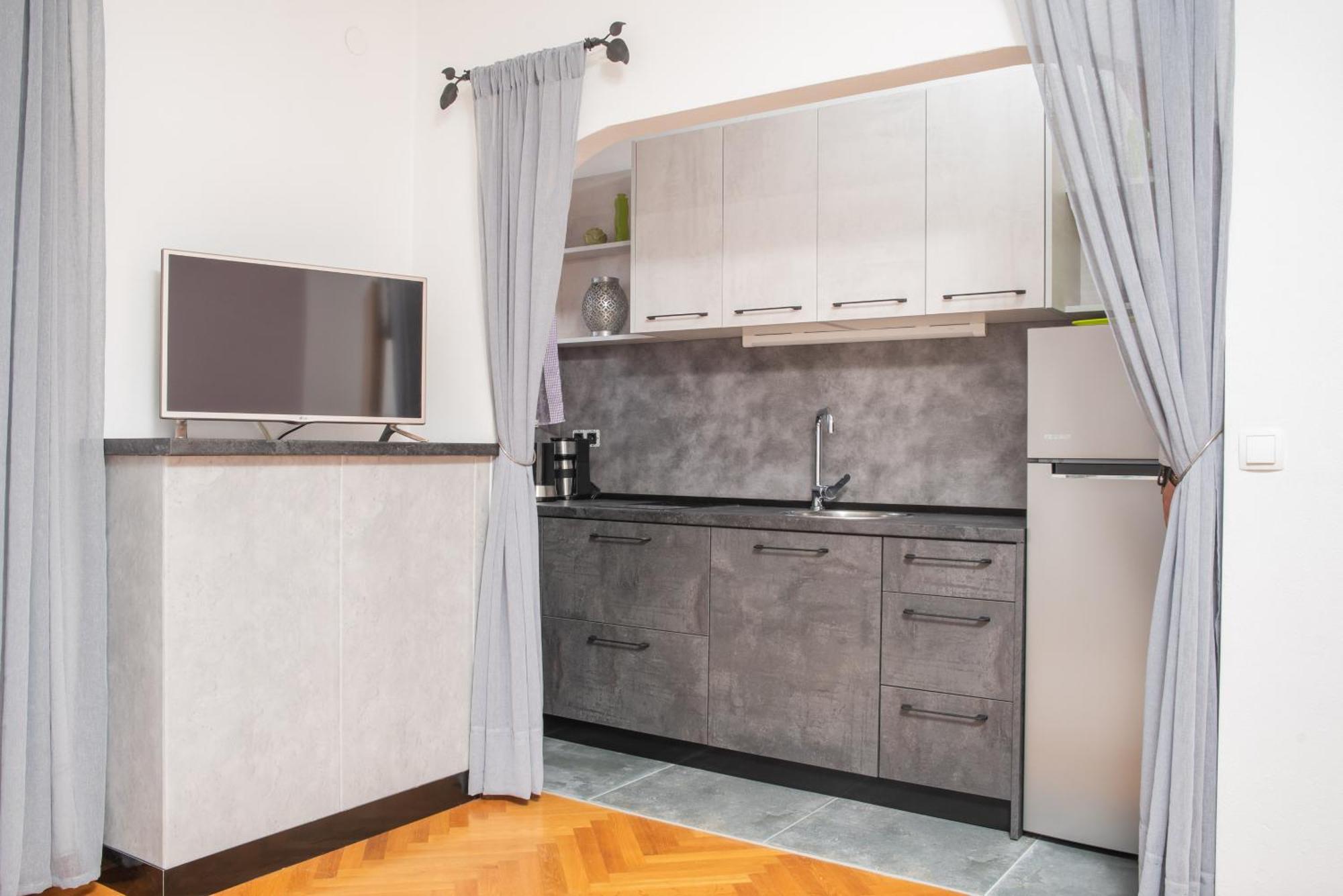 Apartments Lovric With Sea View Каштела Екстер'єр фото